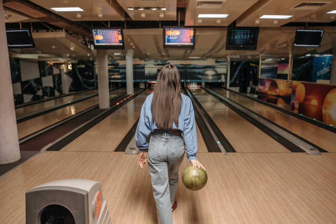 Bowling teknik hos en bowlingspelare som spelar bowling på en bowlingbana